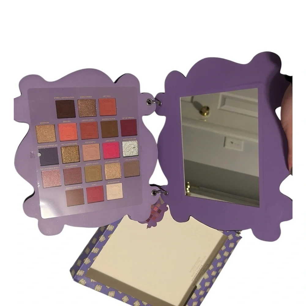 {Revolution} Friends Eyeshadow Palette
